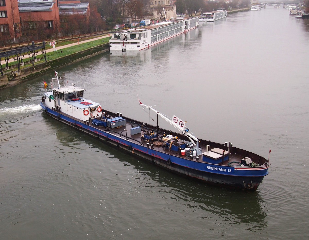 TMS RHEINTANK18,(04307200; L=38; B=6; 216t; Motor Cummins 350 PS; Bj.1963) ein Binnentankschiff bei Regensburg auf dem Donau am 12.12.2013.