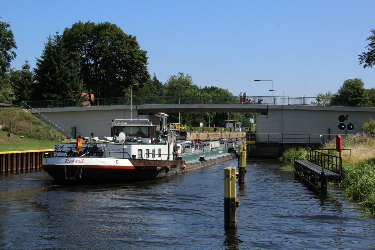 TMS Richard (04300620 , 80 x 8,20m) am 14.07.2018 bei der Einfahrt in die Schleuse Schönwalde / Havelkanal zu Berg.