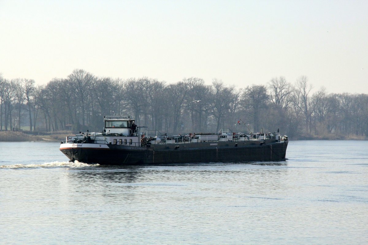 TMS Richard (04300620 , 80 x 8,20m) am 26.02.2019 auf Elbe-Talfahrt bei Lauenburg.