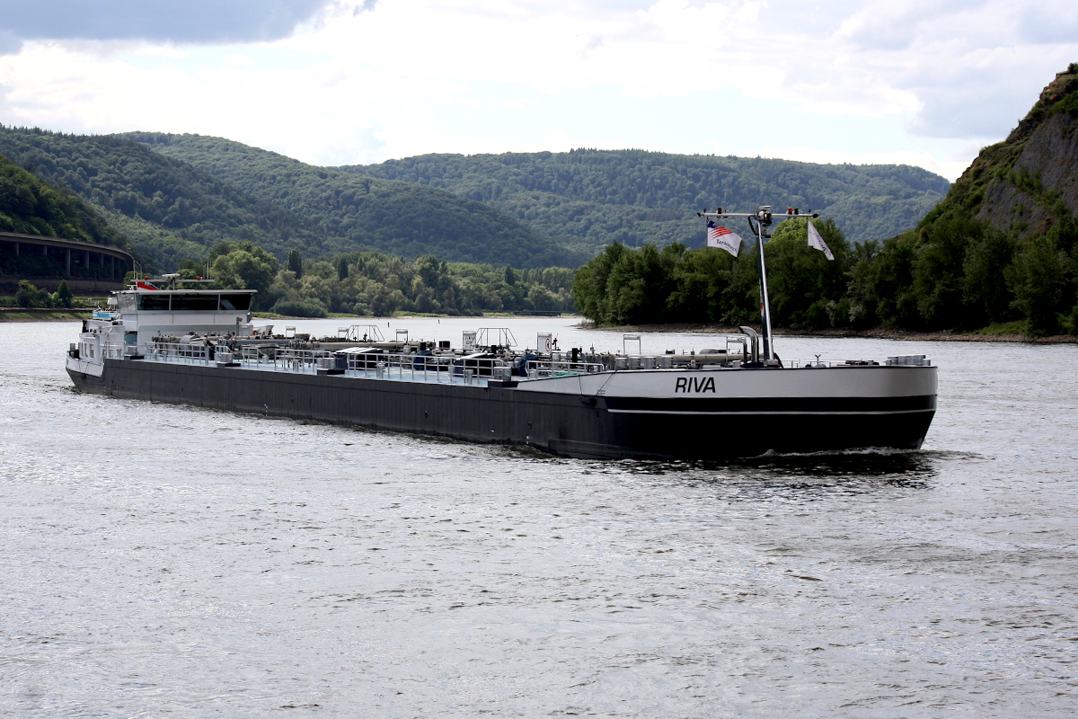 TMS RIVA (ENI:02333491) L.110 m B.11,40 m T. 2505 Flagge Niederlande auf dem Rhein am 06.06.2022 zu Berg in Andernach.