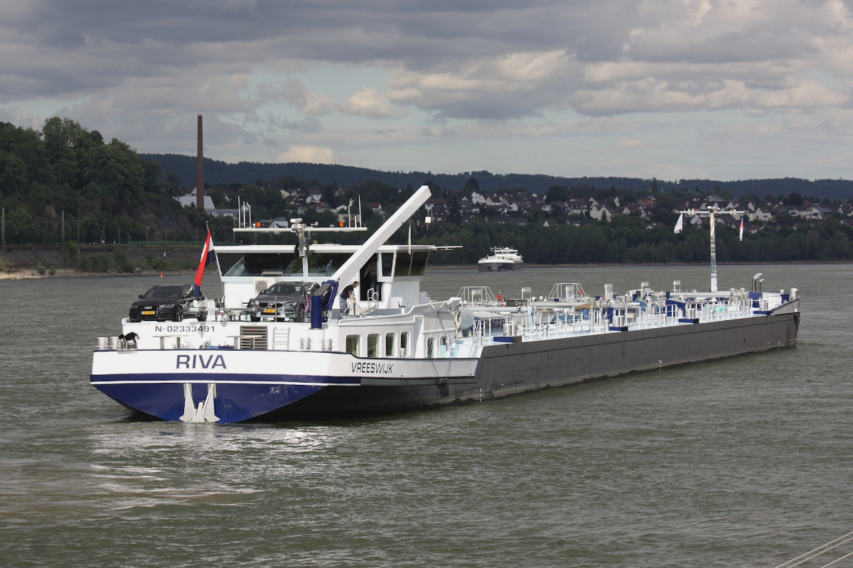 TMS RIVA (ENI:02333491) L.110 m B.11,40 m T. 2505 Flagge Niederlande auf dem Rhein am 06.06.2022 zu Berg in Andernach.