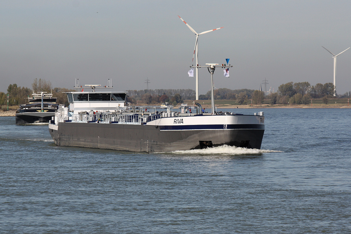 TMS Riva (ENI:02333491) L.110m B.11,40 T.2505 am 05.10.2018 zu Berg bei Xanten.