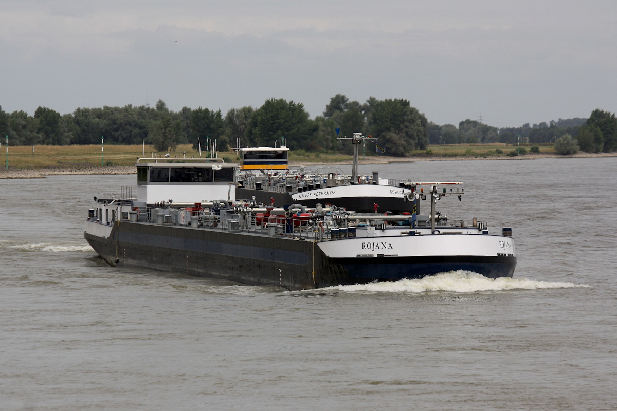 TMS ROJANA (ENI:02328907) L.85,95 m B.9,50 m T 1681 Flagge Niederlande auf dem Rhein zu Berg am 08.07.2022 in Xanten.