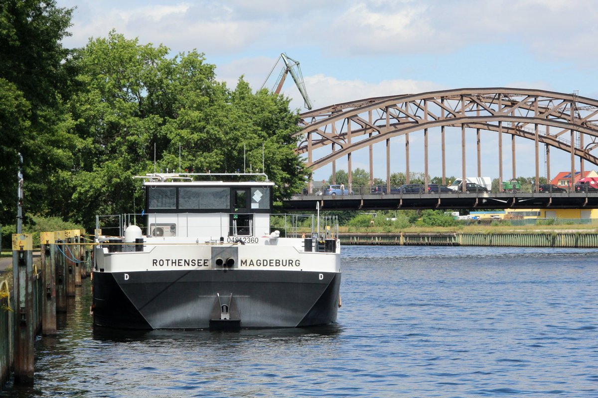 TMS ROTHENSEE (04812360 , 84,97 x 9,60m) am 07.08.2016 im Tankschiffhafen in Berlin-Spandau.