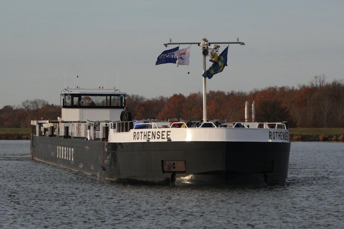 TMS Rothensee (04812360 , 84,97 x 9,60m) kam am 24.11.2016 vom Mittellandkanal (Haldensleben / Wolfsburg) und fuhr in den Oberen Vorhafen der Schleuse Rothensee ein.