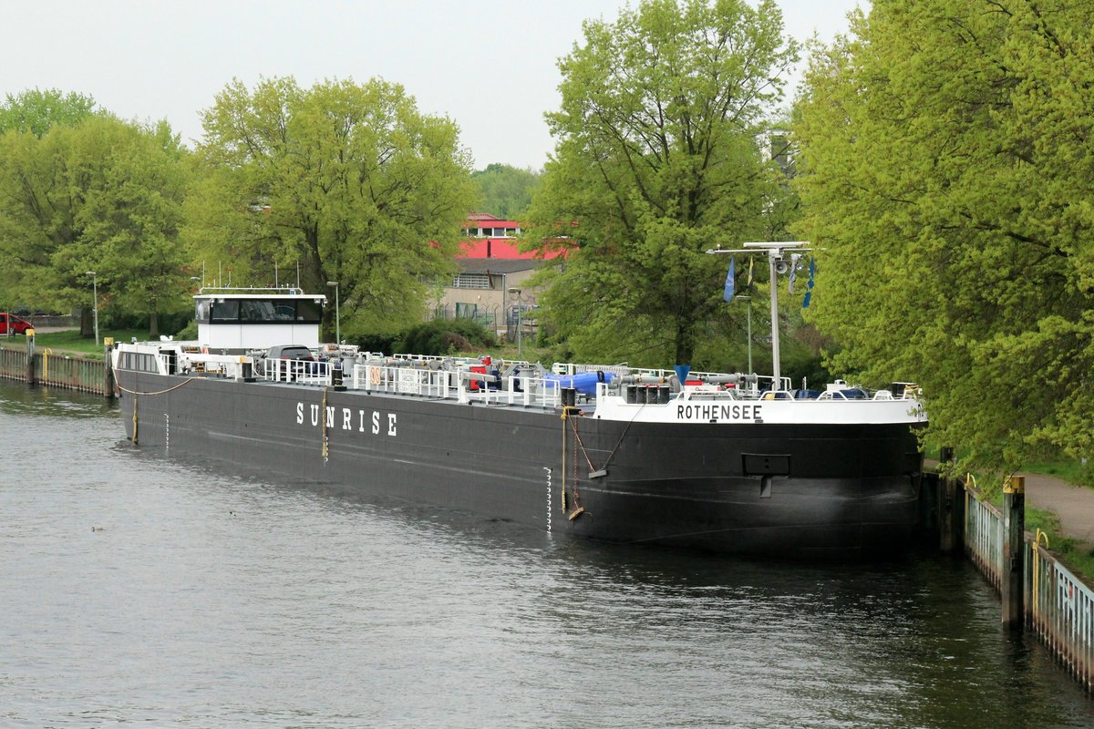 TMS Rothensee (04812360 , 84,97 x 9,60m) , offensichtlich  frisch renoviert  , am 26.04.2018 im Tankschiffliegehafen von Berlin-Spandau.