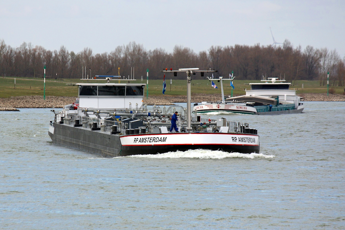 TMS RP AMSTERDAM (ENI:02336825) L.110 m B.11,45 m T 2595 Flagge Schweiz auf dem Rhein am 17.03.2022 zu Berg in Xanten.