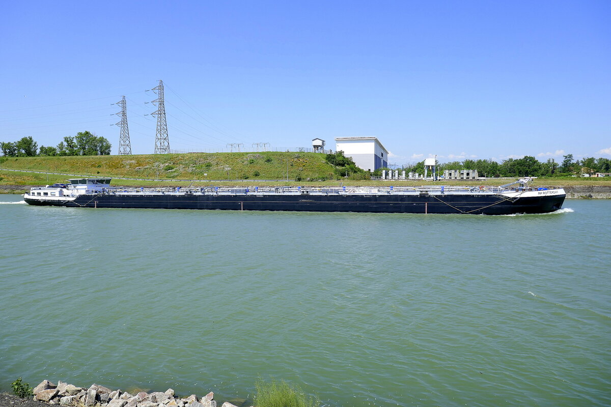 TMS RP Rotterdam, fährt nach der Schleusung in Vogelgrün/Elsaß rheinabwärts, Juni 2024