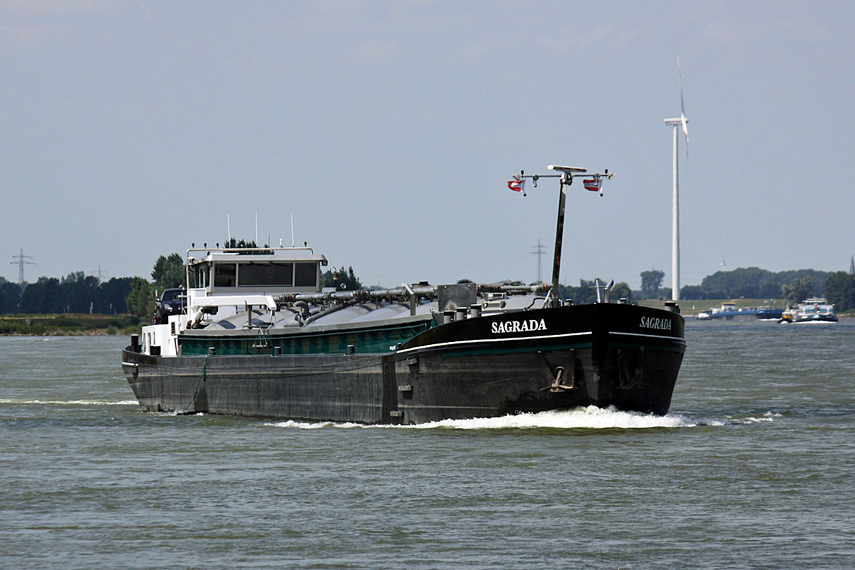 TMS SAGRADA (ENI:02104768) L.66,94m B.8,20m T 916 Baujahr 1957 am 25.06.2020 auf dem Rhein in Xanten zu Berg.