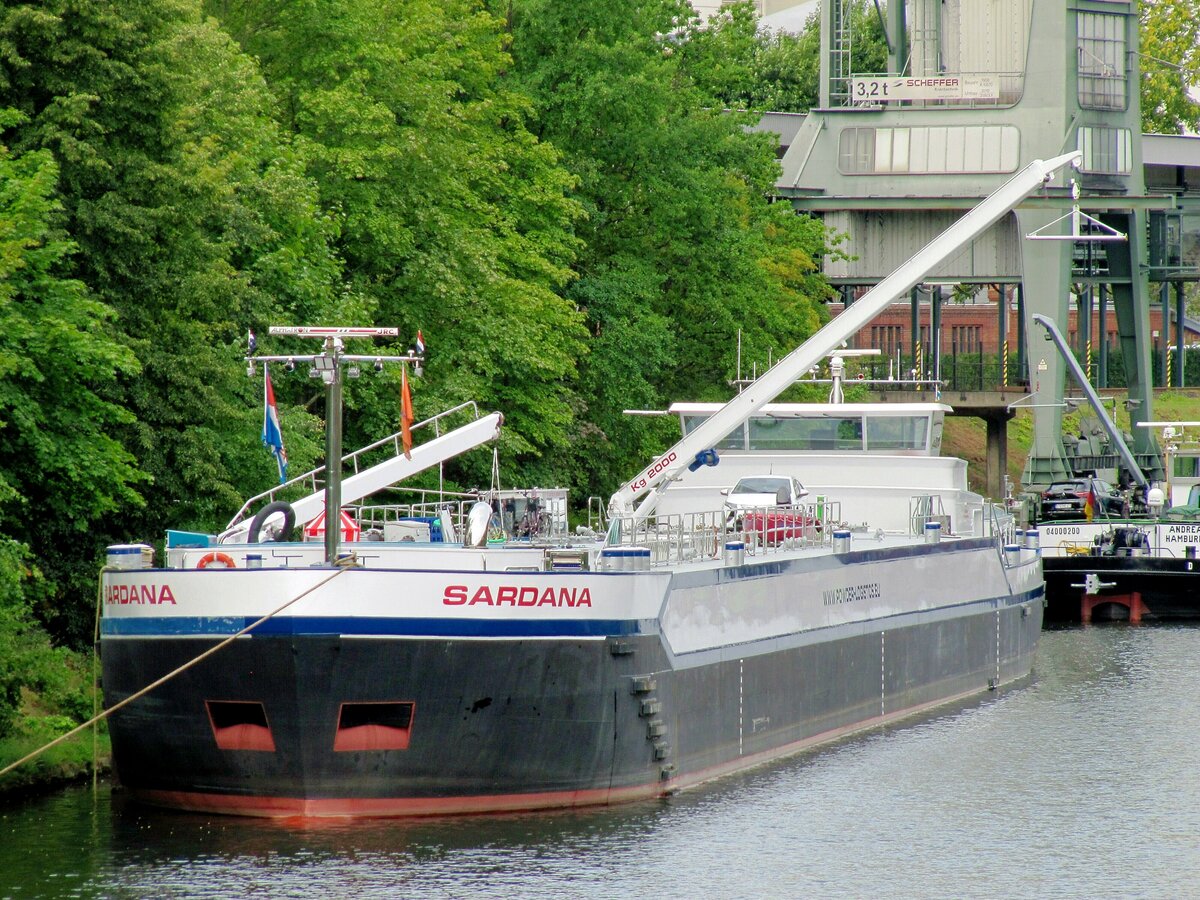 TMS  SARDANA  (02327316 , 84,70 x 10m) , ein Binnenschiff der Powder-Logistics , lag am 22.08.2021 im  BERLIN-SPANDAUER-SCHIFFFAHRTSKANAL  Höhe Kraftwerk Berlin-Moabit.