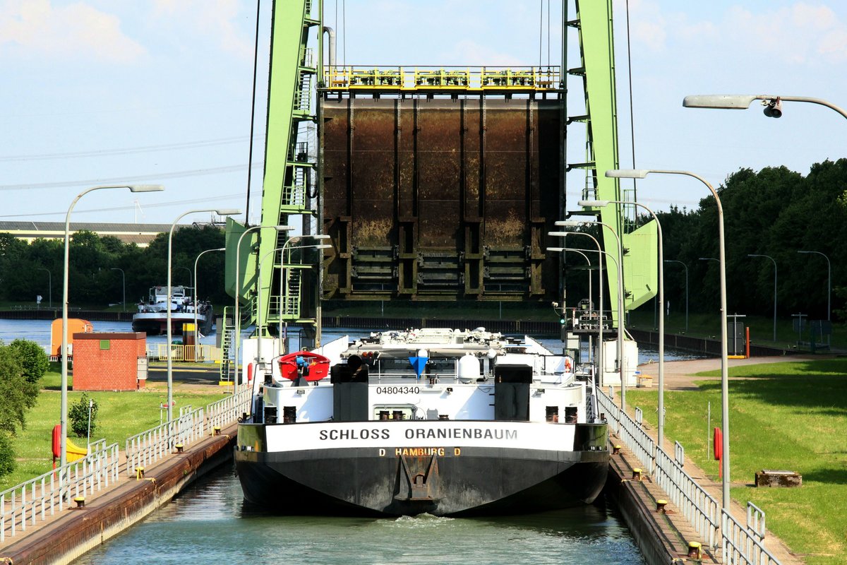 TMS Schloss Oranienbaum (04804340 , 110 x 11,45m) verliess am 14.05.2018 nach der Bergschleusung in Friedrichsfeld die gr. Kammer der Schleuse in den Wesel-Datteln-Kanal.