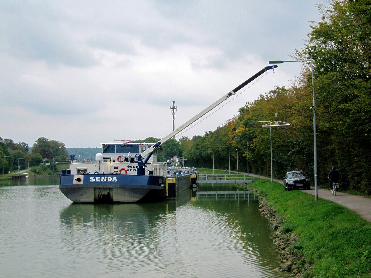 TMS  SENDA  (06004212 , 85 x 9,64m)  mußte am 03.10.2020 auf Grund des Feiertages im Unterwasser der Schleuse Bevergern  /  DORTMUND-EMS-KANAL  Feierabend machen.