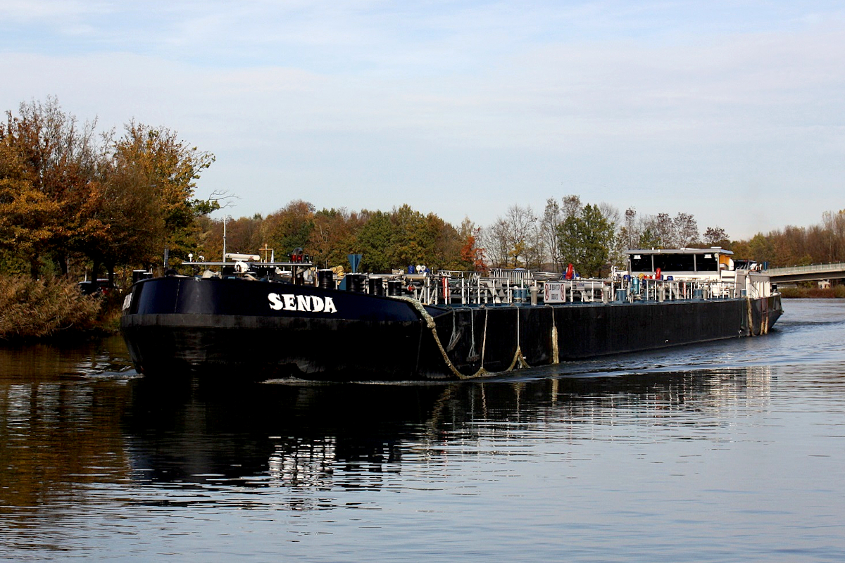 TMS SENDA (ENI:06004212) L.85 m B.9,64 m T.1374 Flagge Deutschland auf dem DEK am 12.11.2022 zu Berg am Dattelner Meer.