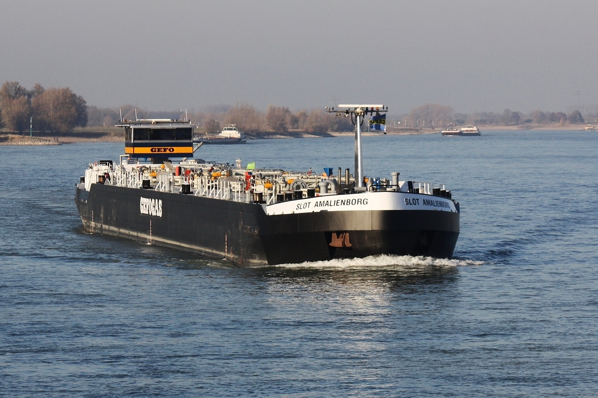 TMS Slot Amalienborg (ENI:04807680) L 110 m B 11,40 m Tonnage 1448 t am 16.11.2018 auf dem Rhein zu Berg bei km 824.