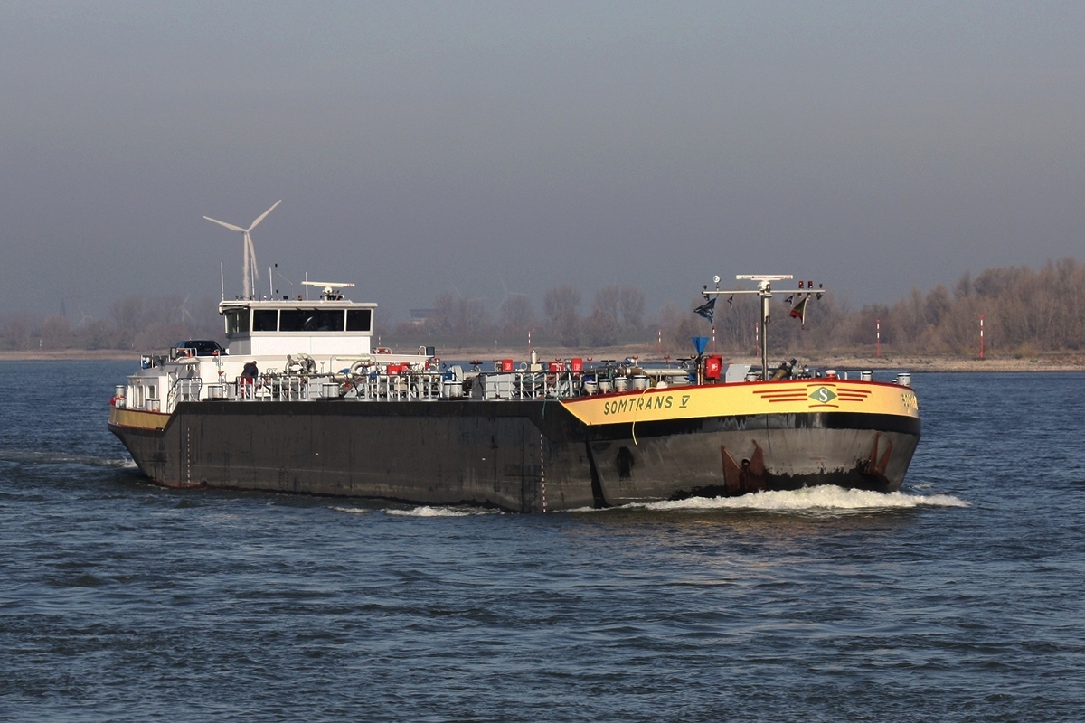 TMS Somtrans V Europa Nr.:06003660 am 15.11.2018 Rhein bei Xanten.