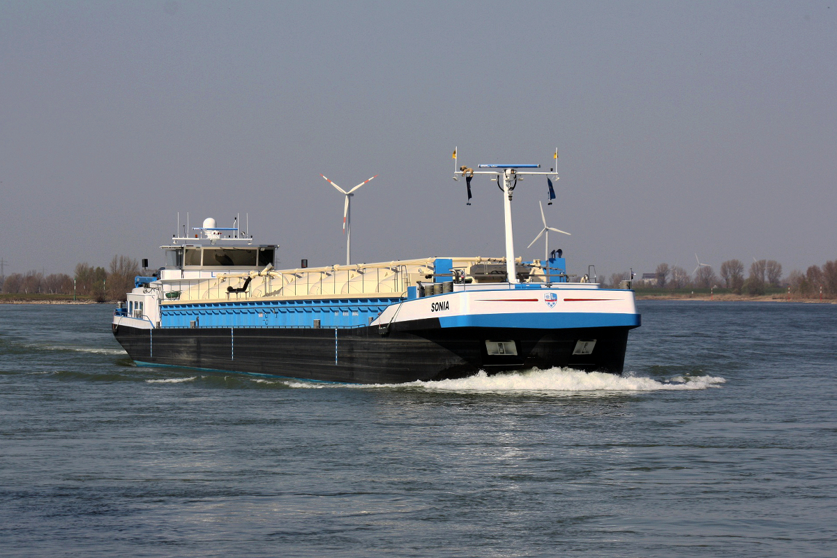 TMS Sonia (ENI:06004229) L.85,85 B.9,50m To.1677 am 06.04.2020 auf dem Rhein in Xanten zu Berg.