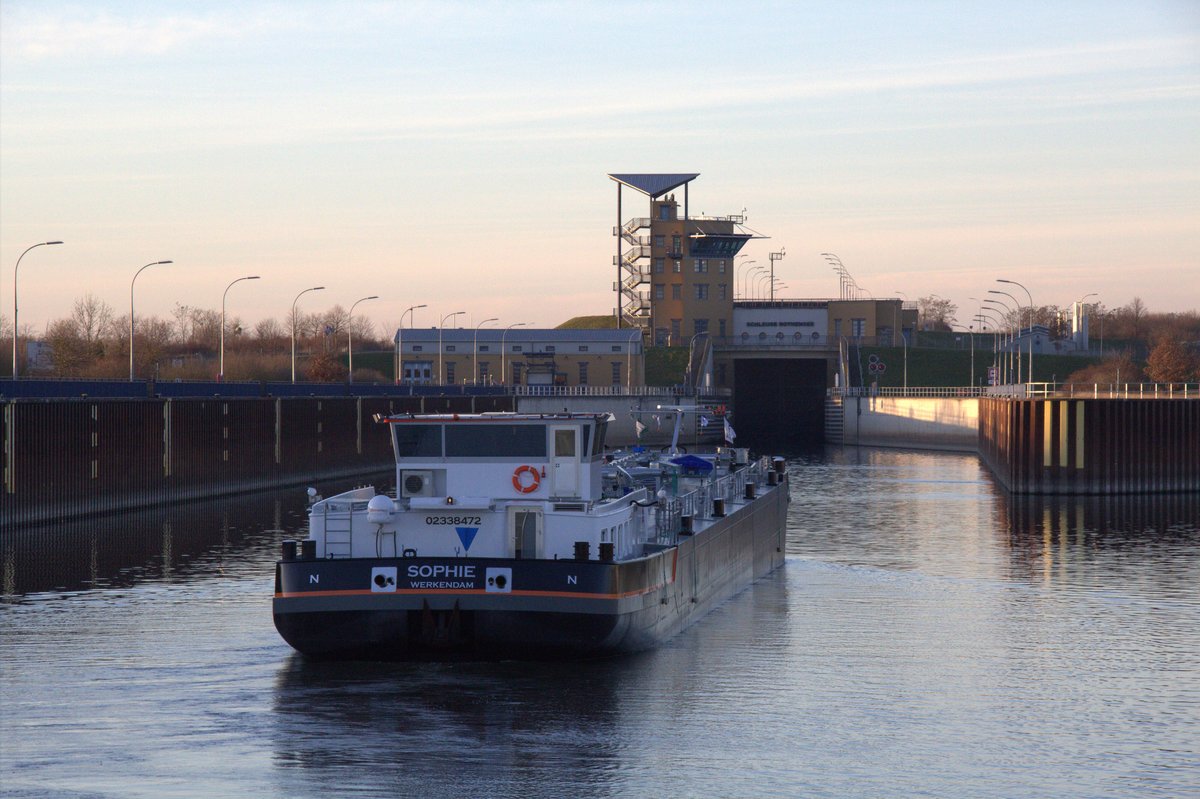 TMS Sophie (02338472 , 86 x 9,60m) am 21.01.2020 im Unterwasser der Schleuse Rothensee auf die Bergschleusung wartend.