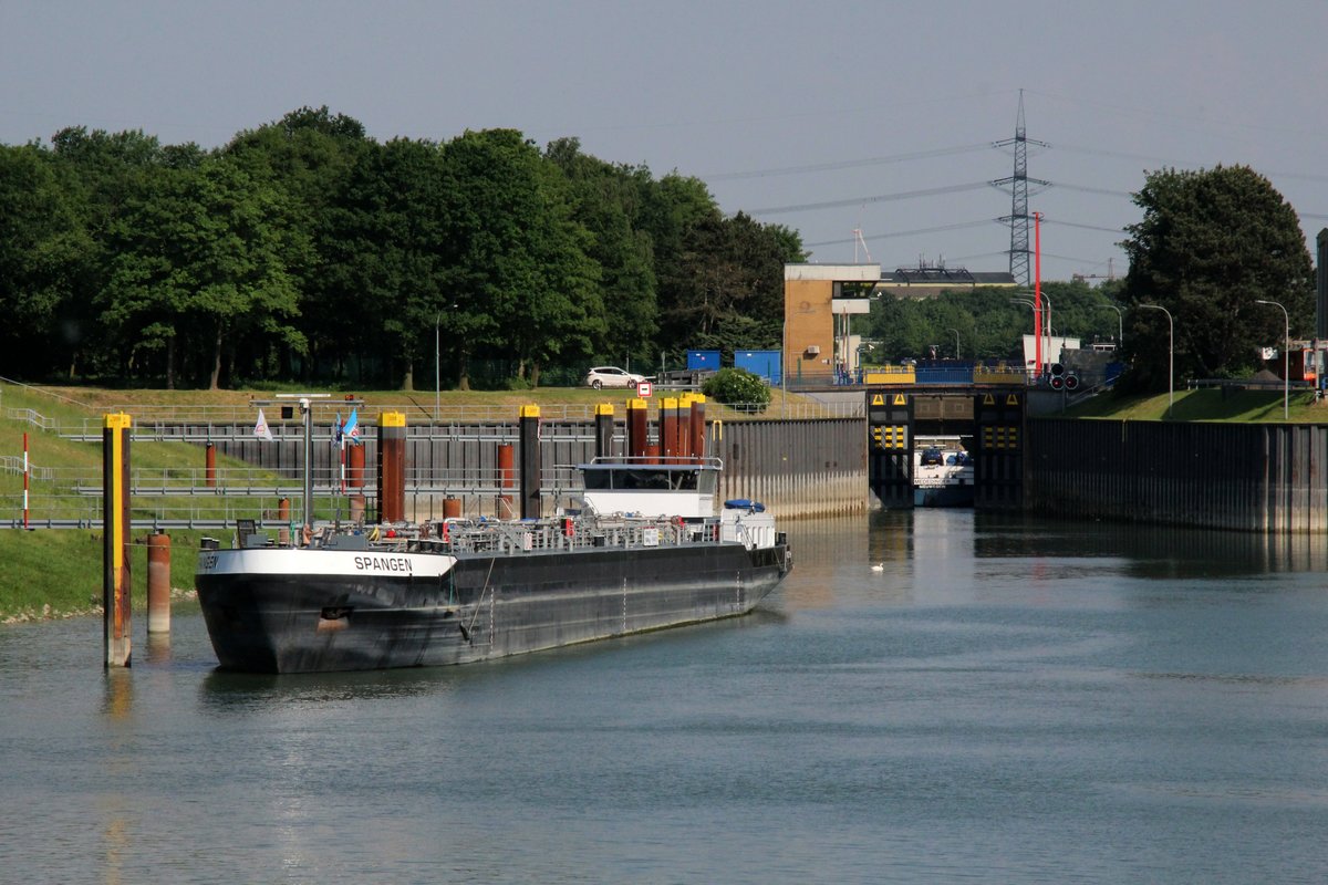 TMS Spangen (02334366 , 86 x 9,60m) lag am 14.05.2018 im Wesel-Datteln-Kanal unterhalb der Schleuse Friedrichsfeld. Im Hintergrund schliessen sich die Tore der kl. Kammer und darin das GMS Mededinger (02206633).