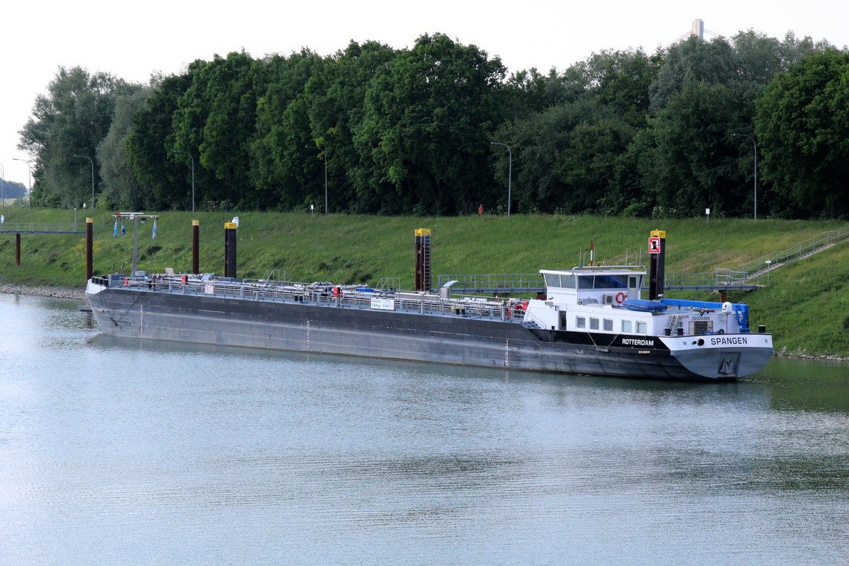 TMS Spangen (02334366 , 86 x 9,60m) lag am 14.05.2018 unterhalb der Schleuse Friedrichsfeld im Wesel-Datteln-Kanal.