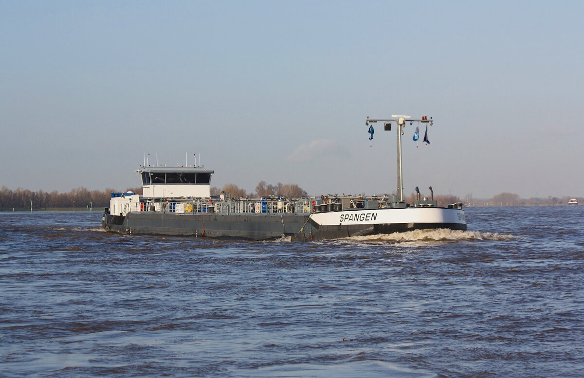 TMS SPANGEN (ENI:02334366) L.86 m B.9,60 m T 1500 Flagge Niederlande auf dem Rhein zu Berg am 06.01.2022 in Xanten.