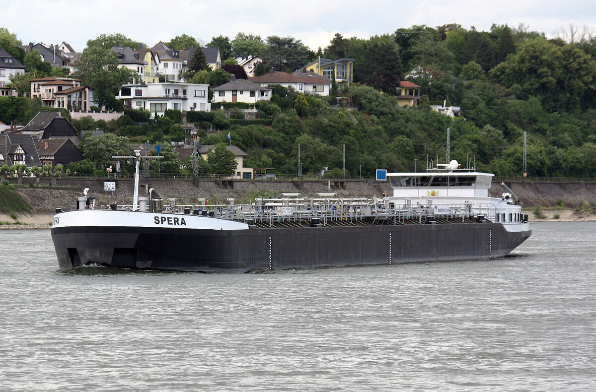 TMS SPERA (ENI:02338232) L.110 m B.13,50 m T 4281 Flagge Niederlande auf dem Mittelrhein zu Tal am 06.06.2022 in Andernach.