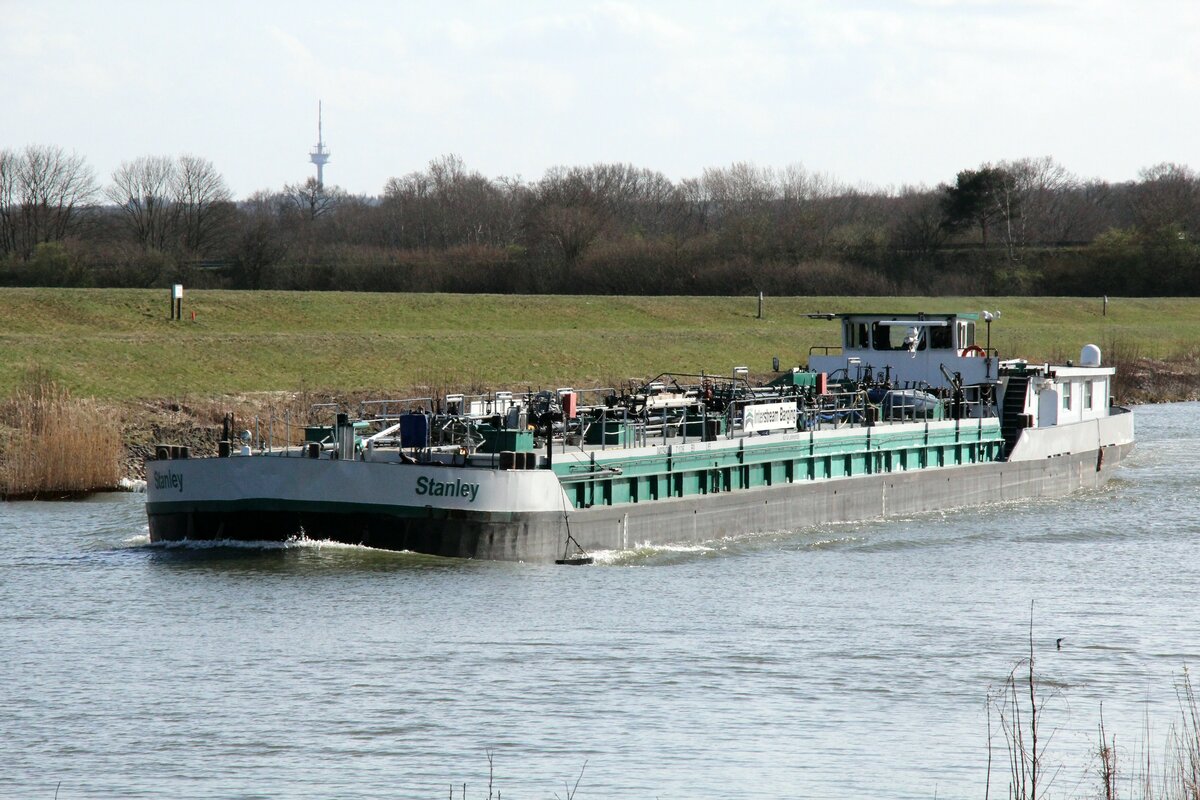 TMS  STANLEY  (04029430 , 85 x 9m) , nur zum Transport von Lebensmitteln , am 29.03.2022 im  ELBE-SEITENKANAL  Höhe km 109 auf Talfahrt.