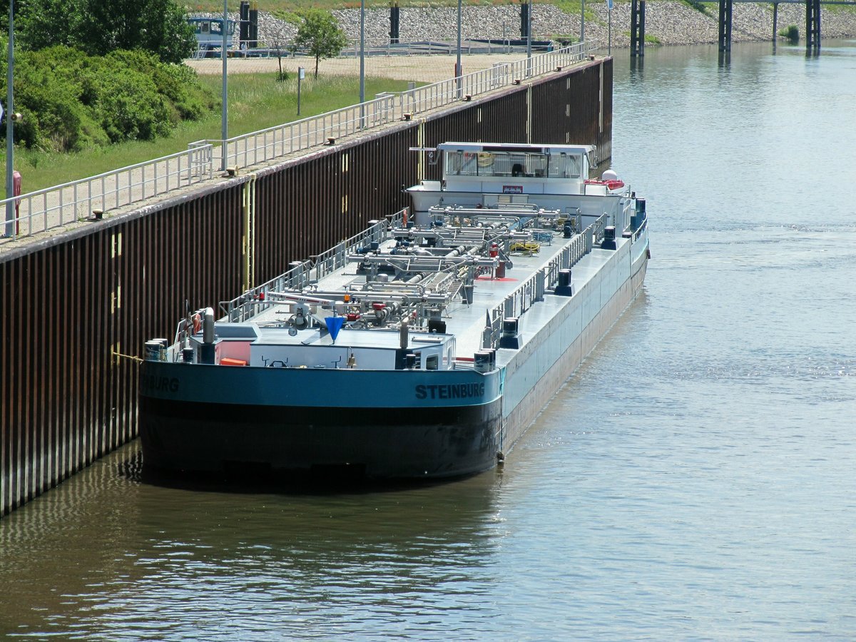 TMS Steinburg (04812070 , 86 x 9,60m) am 19.06.2017 im Unterwasser der Schleuse Rothensee auf die Bergschleusung wartend.