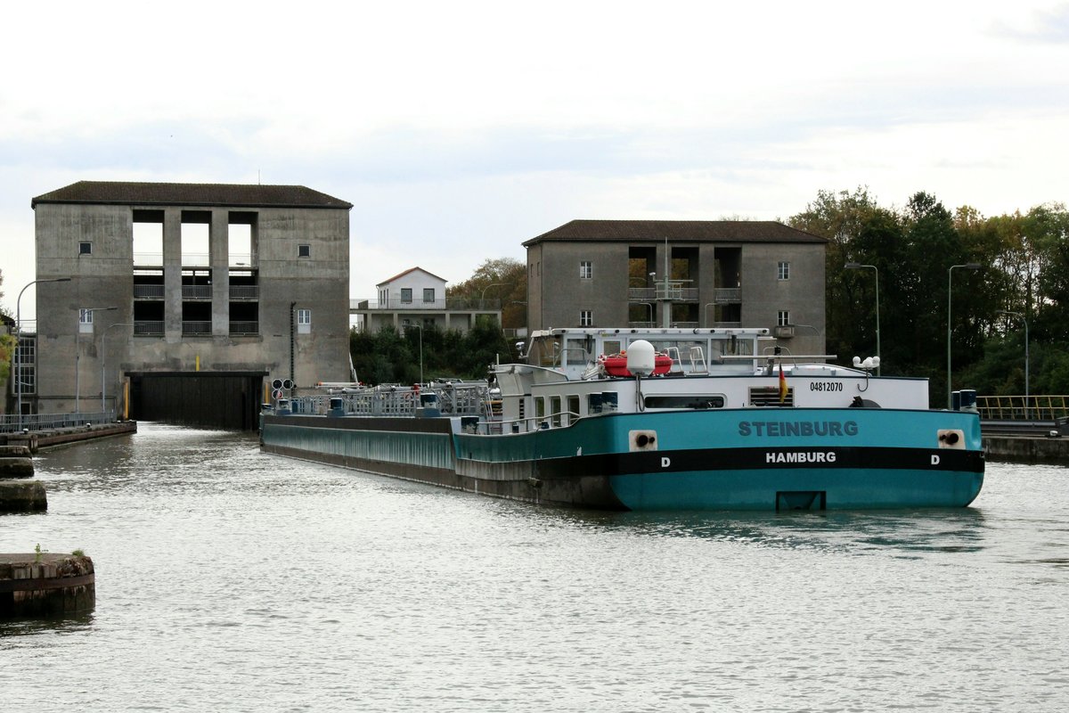 TMS Steinburg (04812070 , 86 x 9,60m) am 11.10.2019 bei der Einfahrt in die Schleuse Üfingen im Stichkanal Salzgitter zu Berg.