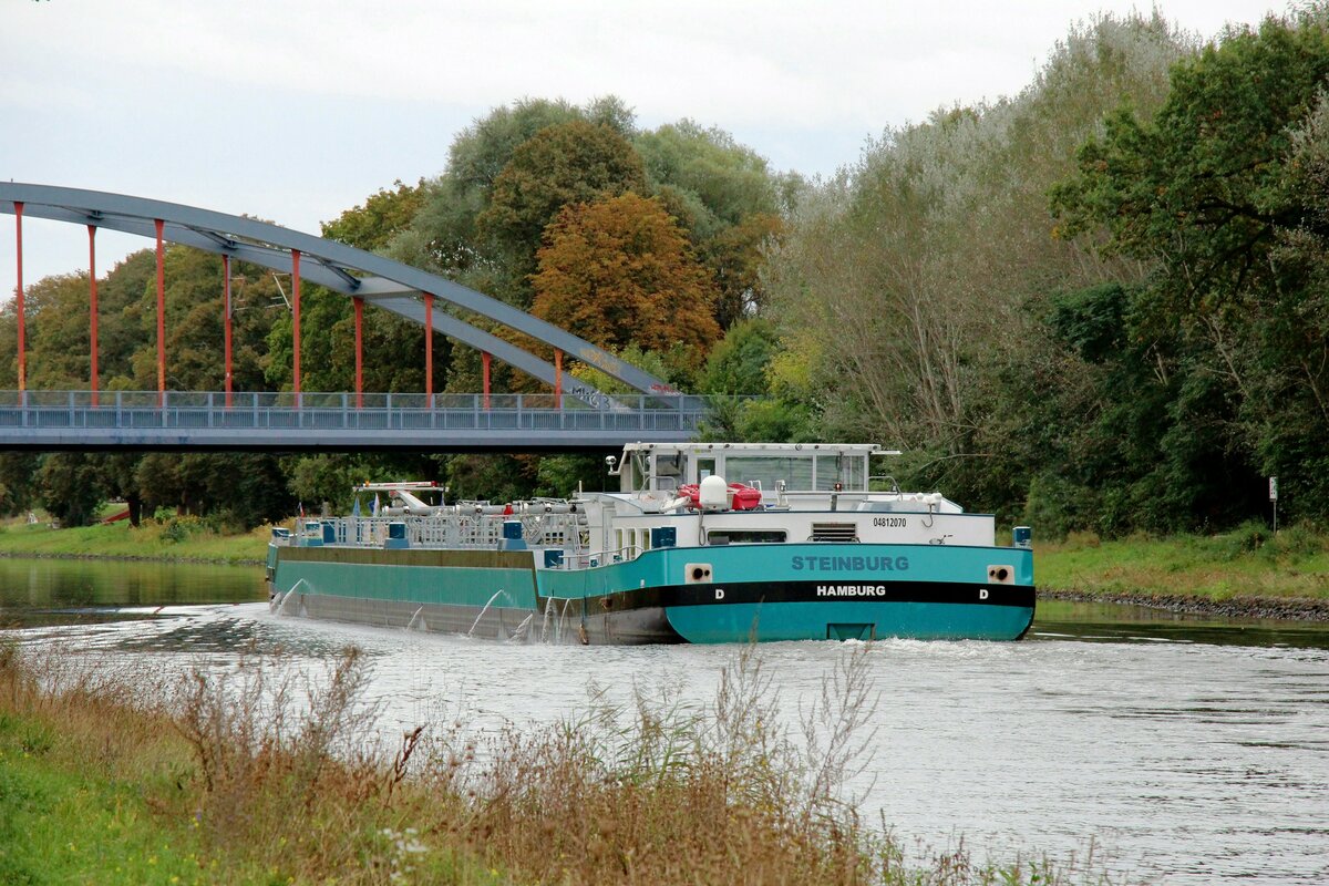 TMS  STEINBURG  (04812070 , 86 x 9,60m) war am 04.10.2021 im Sacrow-Paretzer-Kanal /  UNTERE HAVEL-WASSERSTRASSE  Höhe km 26 / Marquardt auf Bergfahrt nach Berlin.