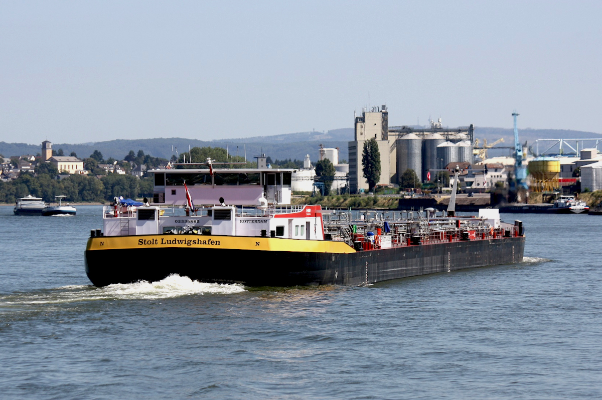 TMS STOLT LUDWIGHAFEN (ENI:02339862) L.135 m B.17,50 m Flagge Niederlande auf dem Rhein zu Berg am 23.08.2023 in Andernach.