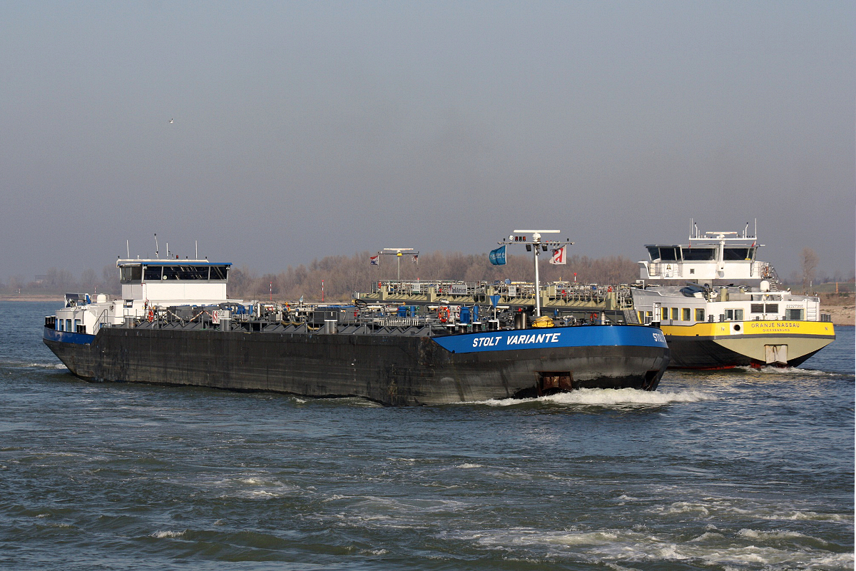 TMS Stolt Variante (ENI:02326074) L.85,96m B.11,40. To.2001 am 16.11.2018 bei Xanten zu Berg.