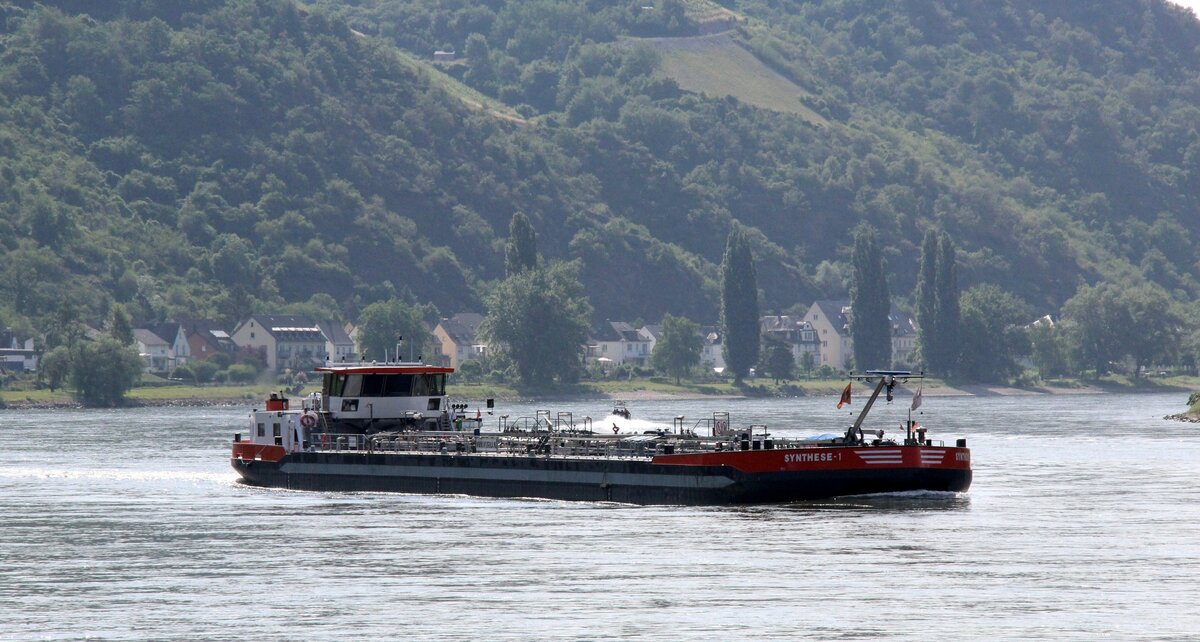 TMS  SYNTHESE-1  (ENI 02325952 , 85,88 x 11,40m)  am 14.06.2025 auf RHEIN-Talfahrt bei Wellmich / St.Goar-Fellen.
