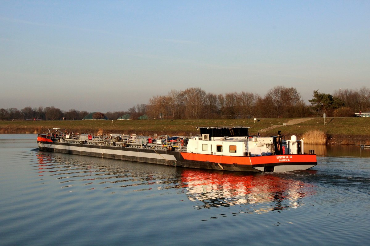 TMS Synthese-11 (02326029 , 81,20 x 10,30m) am 26.02.2019 im Unterwasser des Schiffshebewerkes Scharnebeck / Elbe-Seitenkanal auf Talfahrt. 