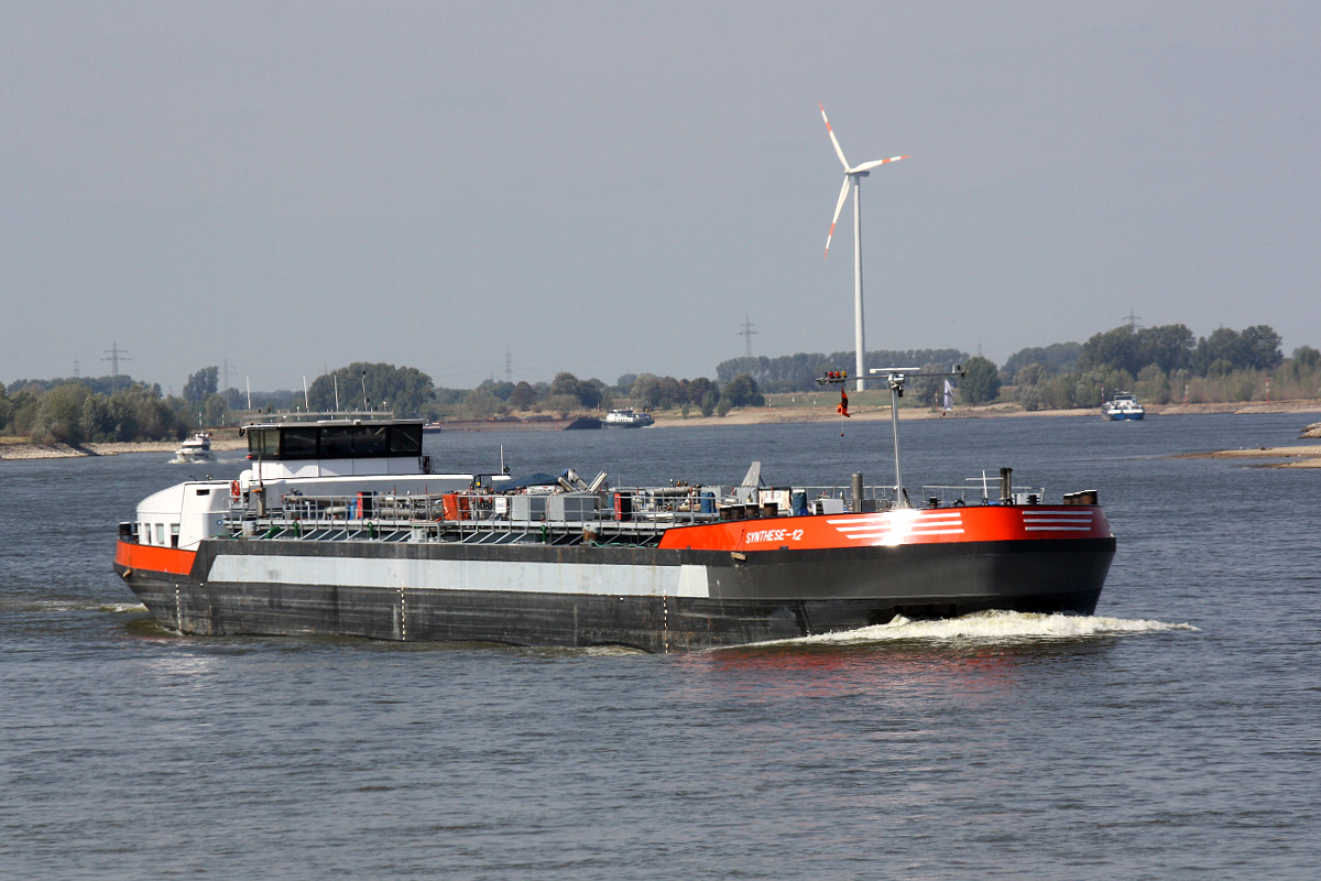 TMS Synthese-12 (ENI:06004234) L.85,98m B.11,40m T.2036 am 19.08.2018 auf dem Rhein bei Xanten zu Berg.