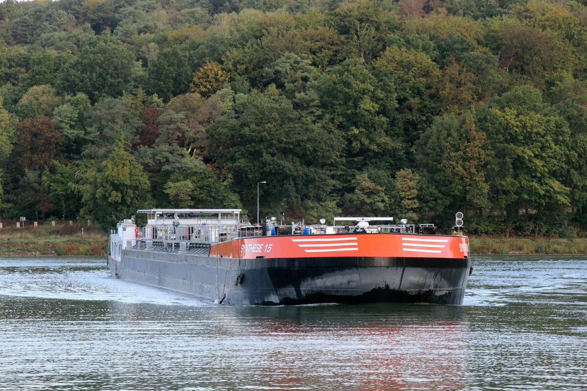 TMS  SYNTHESE 15  (02329557 , 85 x 10,50m) kam am 27.09.2022 im Nassen Dreieck aus dem  MITTELLANDKANAL  und bog nach Backbord in den  DORTMUND-EMS-KANAL zu Berg ab. 