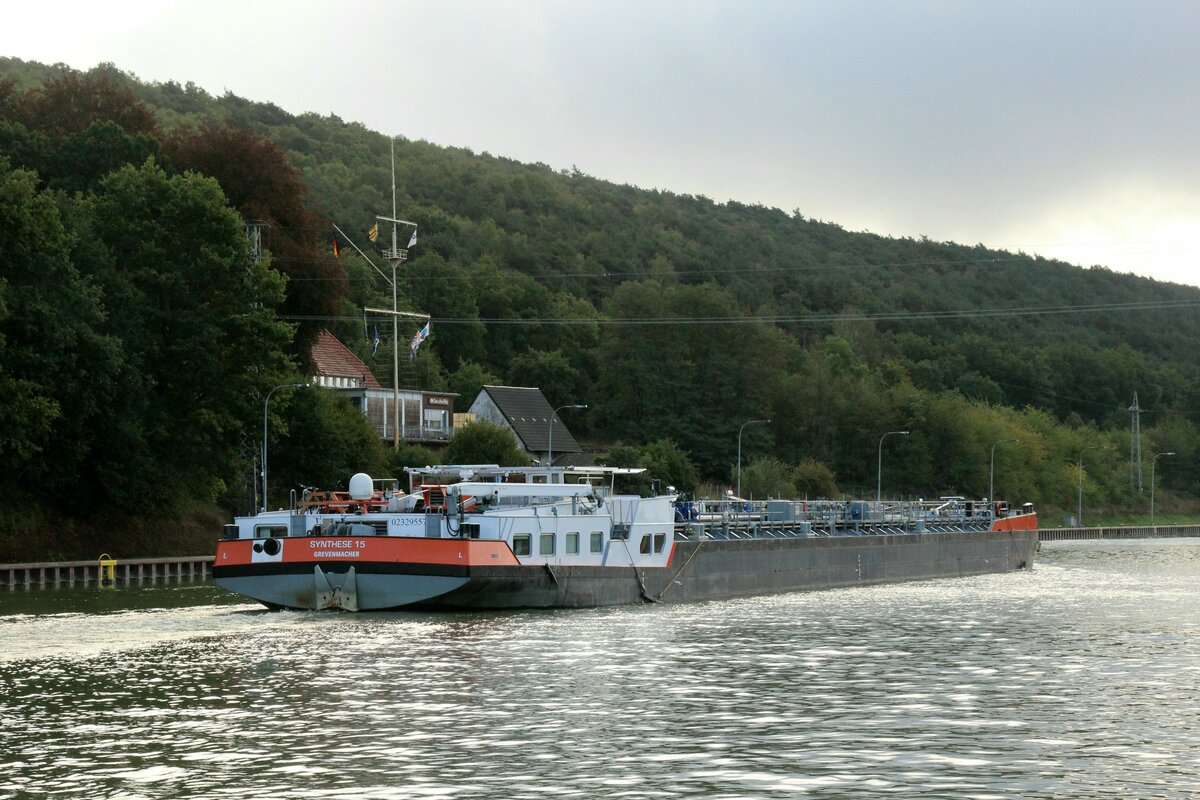 TMS  SYNTHESE 15  (02329557 , 85 x 10,50m)  am 27.09.2022 im  DORTMUND-EMS-KANAL  Höhe Bergeshövede auf Bergfahrt Richtung Münster.