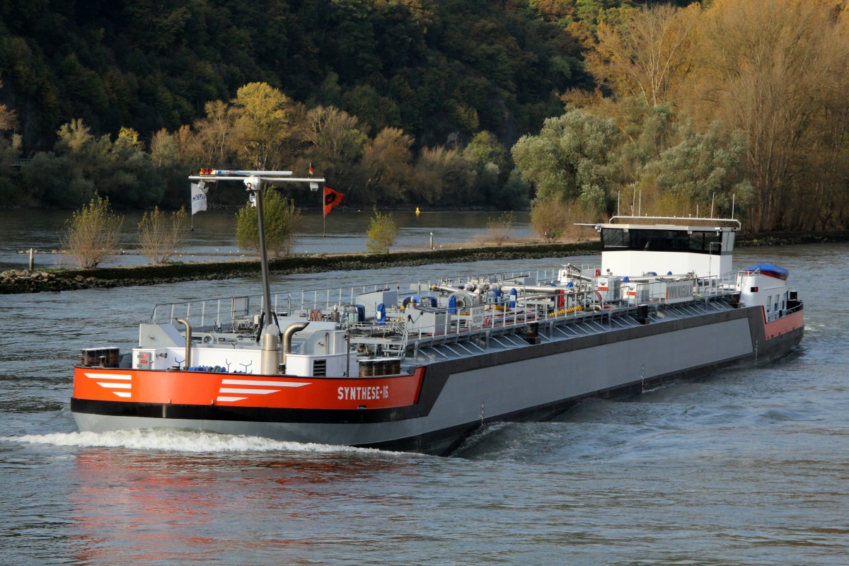 TMS Synthese-16 (02334334 , 85 x 9,5m) am 21.10.2014 bei Rhein-km 560 auf Bergfahrt