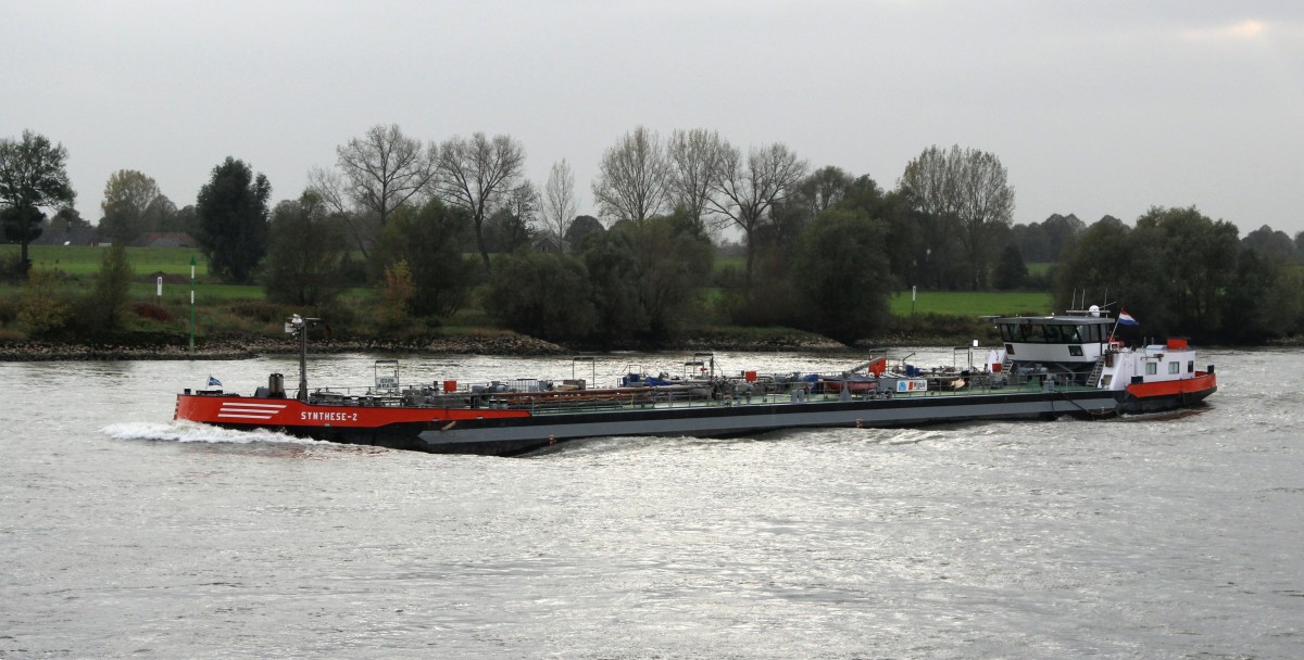 TMS Synthese-2 (02324596 , 86 x 11,45m) am 23.10.2014 auf Rhein-Bergfahrt kurz v.d.  Reeser B 67  Brücke.