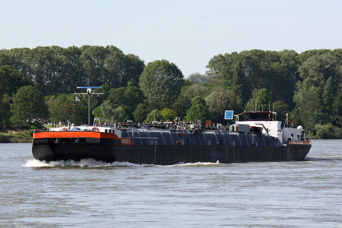 TMS Synthese 5 (ENI.04029530) L.84,98 B.8,20m To.1056 am 01.06.2019 auf dem Rhein zu Berg bei Koblenz.