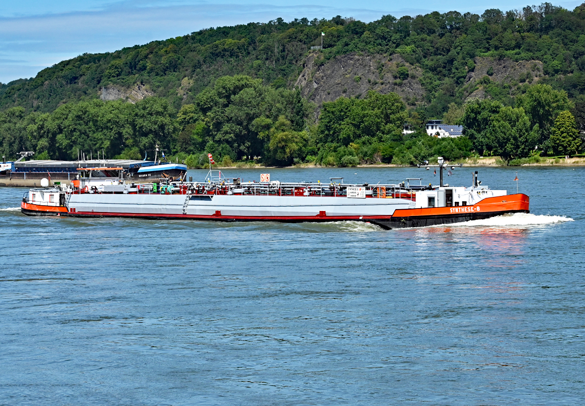 TMS SYNTHESE-8 (04008580) auf dem Rhein bei Bad Hönningen - 14.08.2021