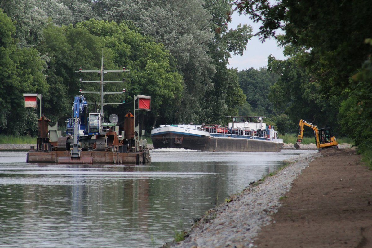 TMS Tanja (04026940 , 80 x 9m) näherte sich am 04.07.2016 im Sacrow-Paretzer-Kanal (UHW) einer Wasserbaustelle zu Tal.