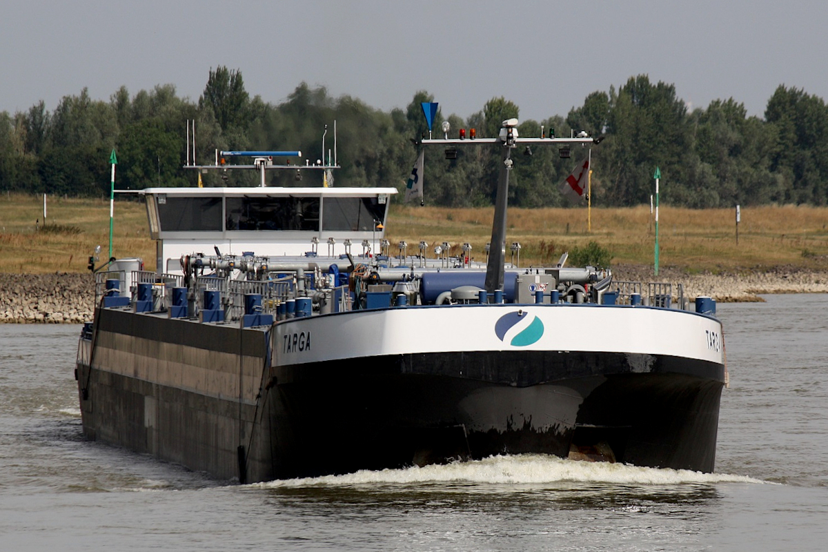 TMS TARGA (ENI:06105607) L.110 m B.11,45 m T.3456 Flagge Niederlande auf dem Rhein am 09.07.2022 zu Berg in Xanten.