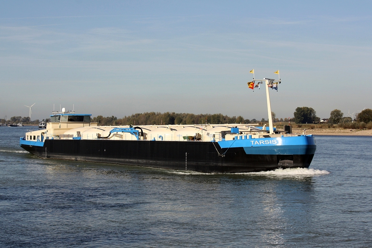 TMS Tarsis (EIN:06004050)Maschine Caterpillar 1379 PS am 05.10.2018 auf dem Rhein bei Xanten zu Berg.