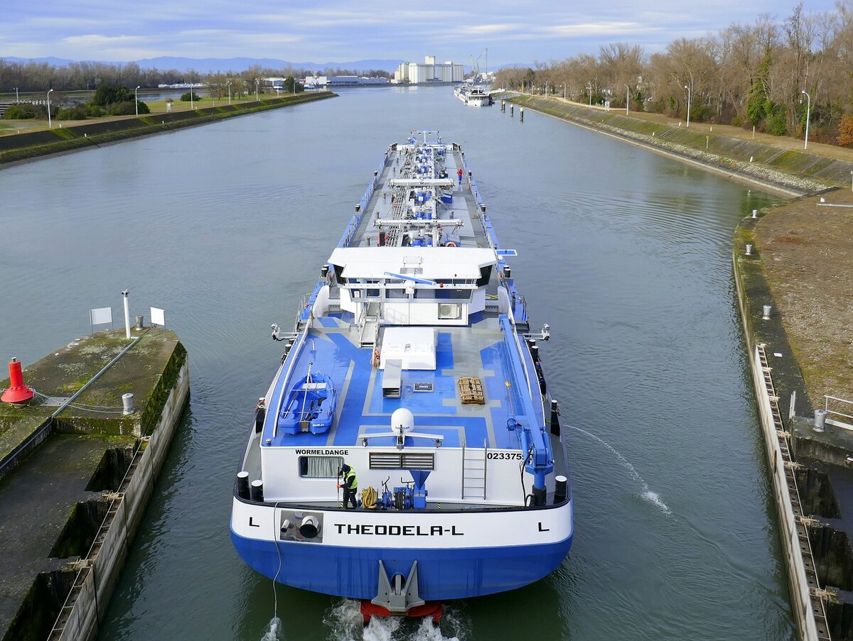 TMS THEODELA-L ENI 02337590, verl��t die Schleuse Vogelgr�n/Elsa� rheinabw�rts, Dez.2025