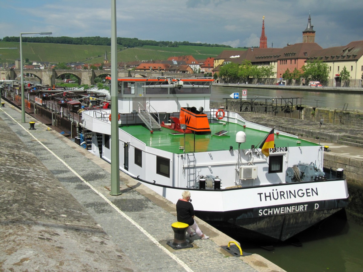 TMS Thüringen (04503620 , 110 x 11,40m) am 30.07.2013 in der Schleuse Würzburg. Das TMS befand sich auf Main-Talfahrt.