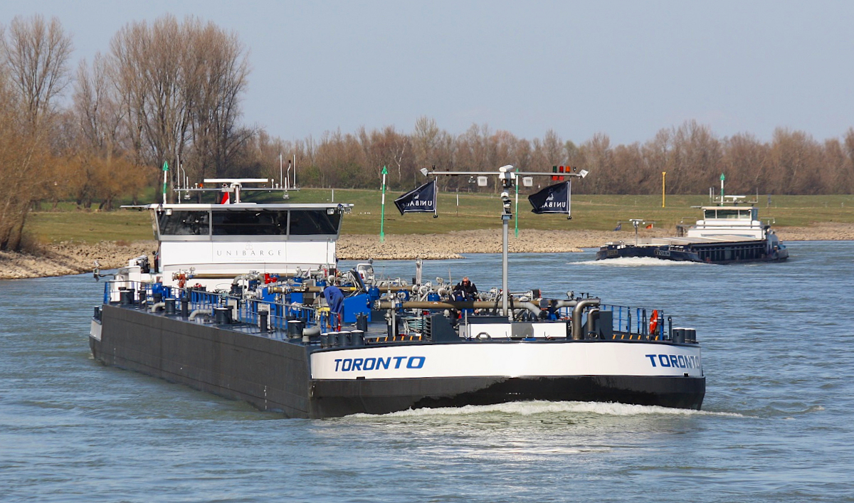TMS TORONTO (ENI:02332402) L.110 m B.11,45 m T 2921 Flagge Niederlande auf dem Rhein am 18.03.2022 zu Berg in Xanten.