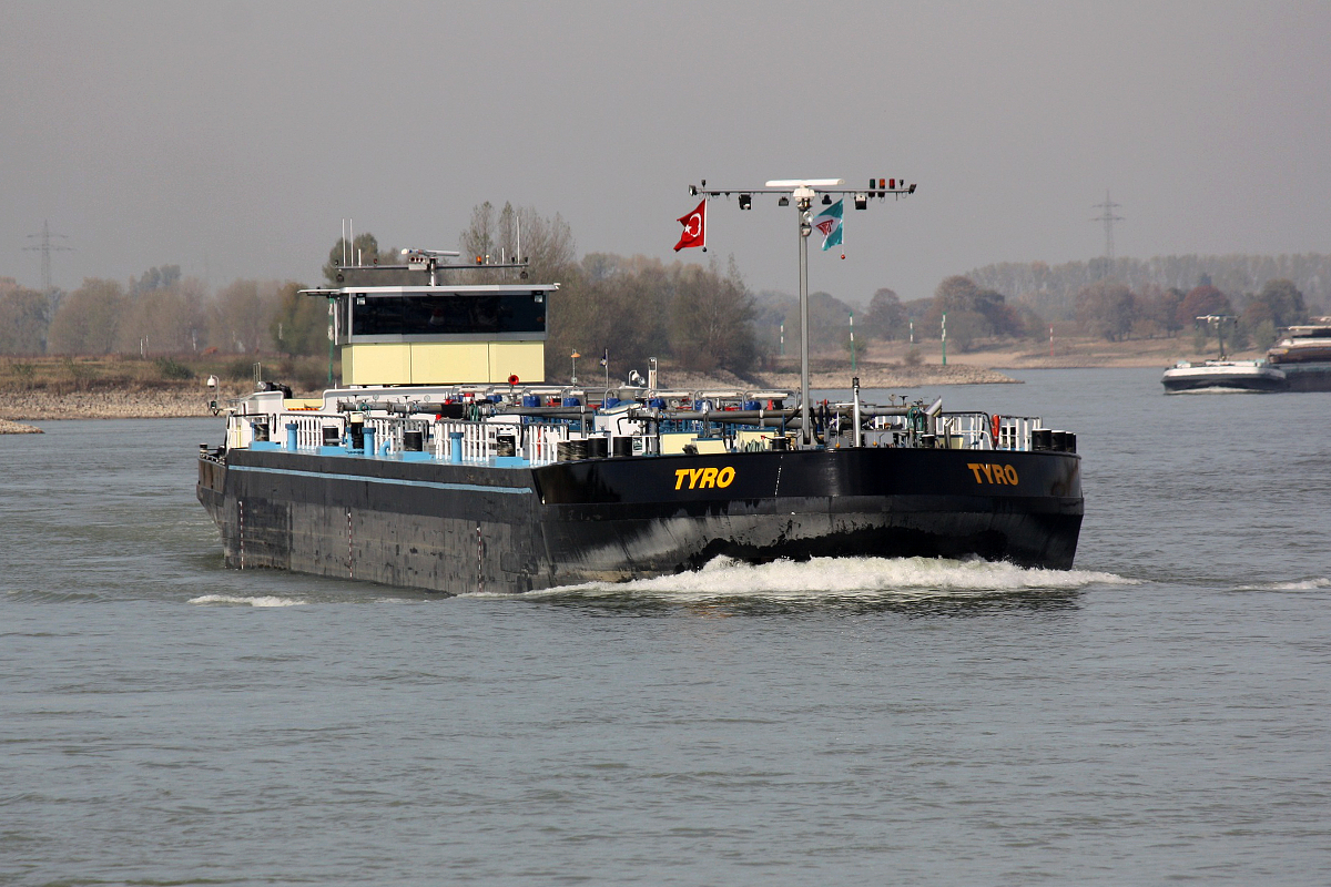 TMS Tyro (ENI:02332780) L.110m B.11,45m T.2806 am 09.10.2018 auf dem Rhein zu Berg bei Xanten.