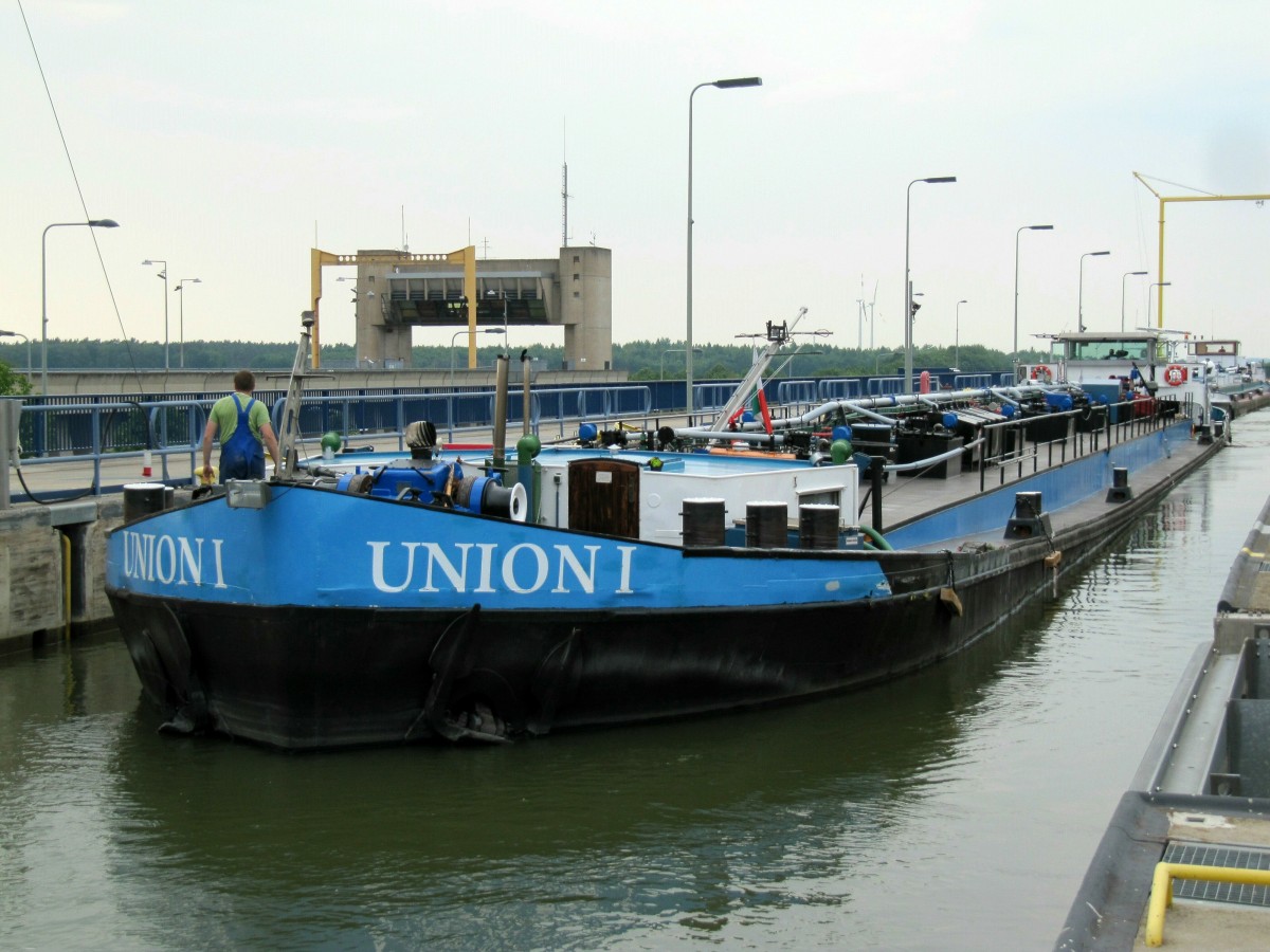 TMS  UNION 1  (04024300 , 85 x 8,20m) war am 25.06.2015 nach der Bergschleusung in Uelzen II  oben angekommen .