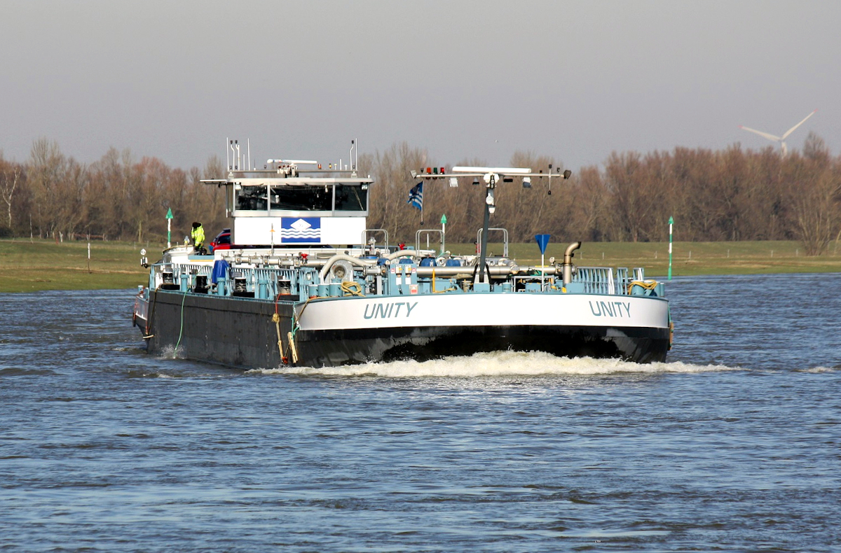 TMS UNITY (ENI:02332409) L.110 m B.11,45 m T 2780 Flagge Niederlande auf dem Rhein in Xanten am 28.02.2022 zu Berg. 