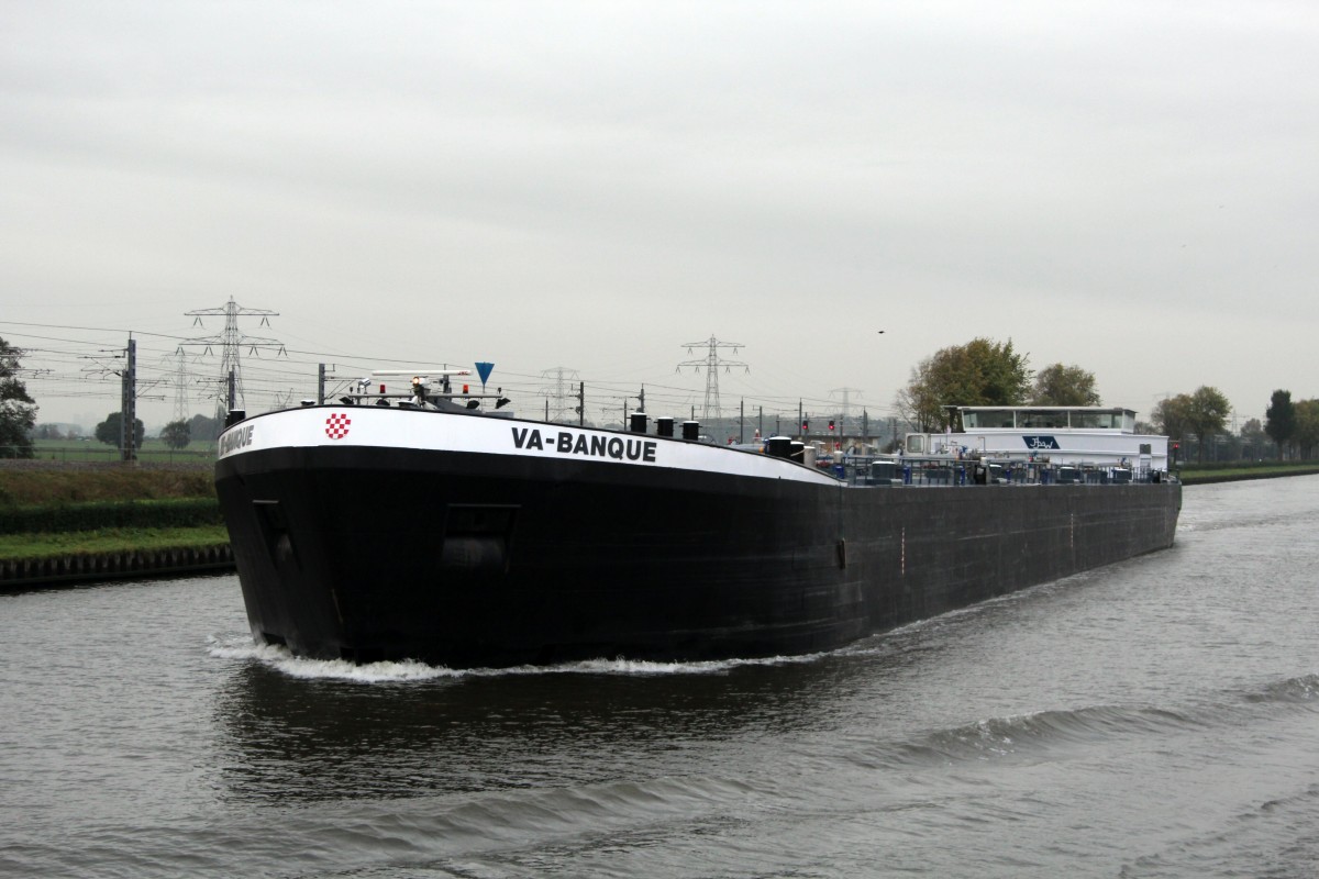 TMS VA-Banque (02326535 , 135 x 16,80m) am 24.10.2014 im Amsterdam-Rijnkanaal auf Bergfahrt.